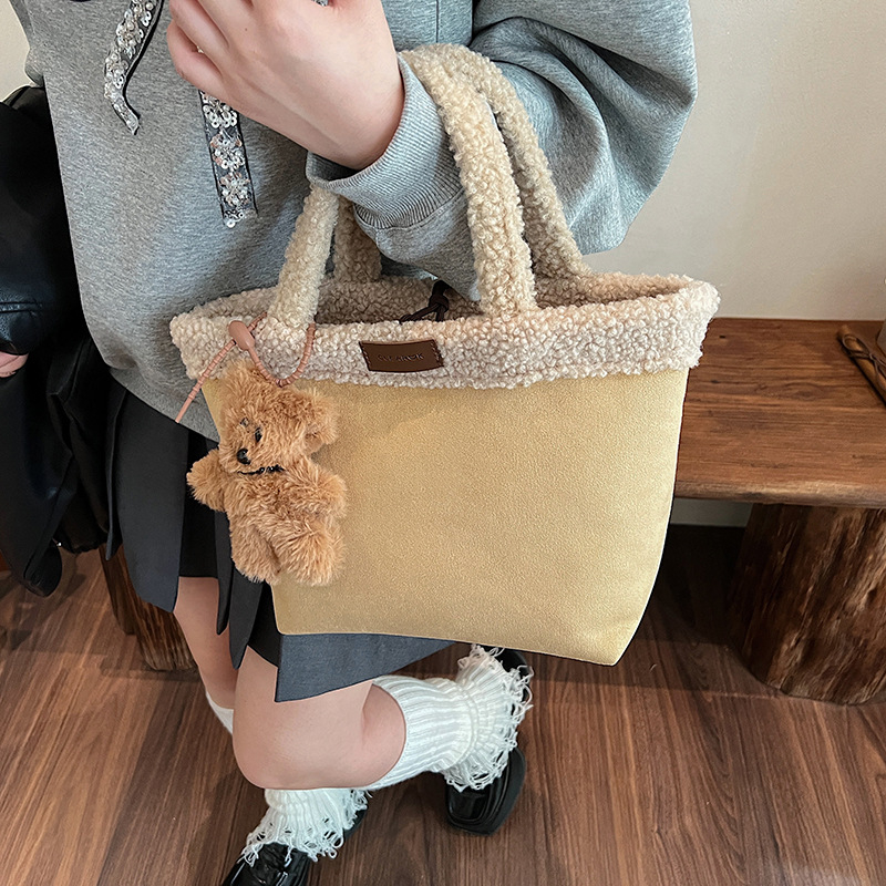 Velúr bőrű mini négyzet alakú satchel táska húzózáras záródás, PU bélés, horizontális négyszögletes forma, téli kollekció 2025