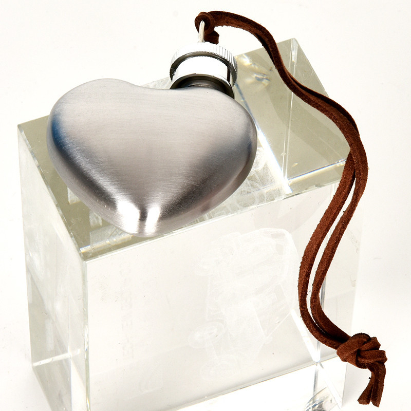 Hordozható rozsdamentes acélból készült boros palack, retro-luxus dizájn, különleges formájú motívum: hal-banán-szív, logó nyomtatás lehetséges, egyedi csomagolás, 2018-as piacra dobás.