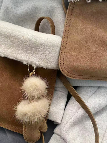 Keresztbody táska - valódi bőr, vízszintes négyszögletes forma, mágneses zár, vászon bélés, egy vállpánt