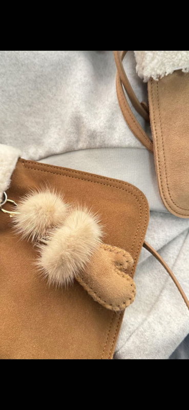 Keresztbody táska - valódi bőr, vízszintes négyszögletes forma, mágneses zár, vászon bélés, egy vállpánt