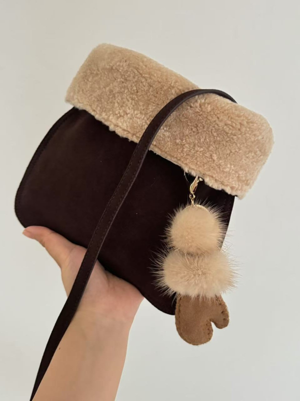 Keresztbody táska - valódi bőr, vízszintes négyszögletes forma, mágneses zár, vászon bélés, egy vállpánt