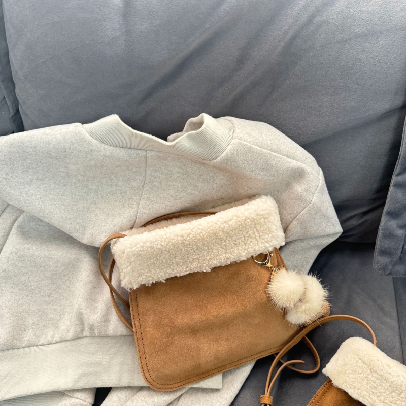 Keresztbody táska - valódi bőr, vízszintes négyszögletes forma, mágneses zár, vászon bélés, egy vállpánt