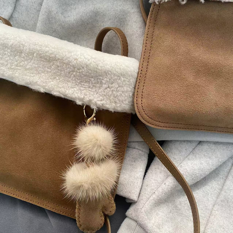 Keresztbody táska - valódi bőr, vízszintes négyszögletes forma, mágneses zár, vászon bélés, egy vállpánt