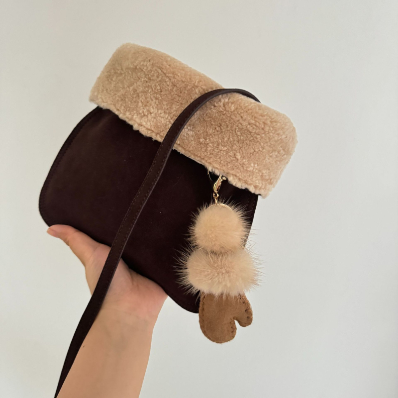 Keresztbody táska - valódi bőr, vízszintes négyszögletes forma, mágneses zár, vászon bélés, egy vállpánt