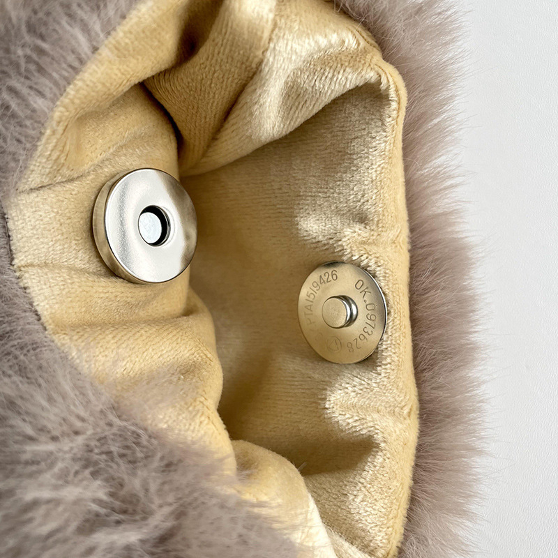 Szőrös telefonos táska keresztpánttal, poliészter anyag, függőleges négyzet alak, mágneses zár, zseb a telefon számára, nőknek