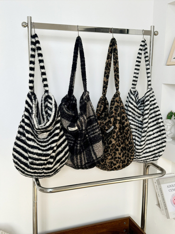 Crossbody táska plüss anyagból, leopard mintás és plaid textúrával, ovális alak, mágneses zárás, belső cipzáras zseb és zseb a telefon számára