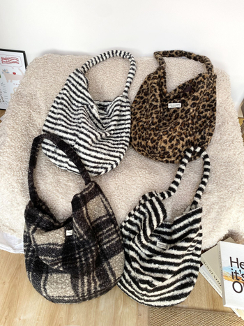 Crossbody táska plüss anyagból, leopard mintás és plaid textúrával, ovális alak, mágneses zárás, belső cipzáras zseb és zseb a telefon számára