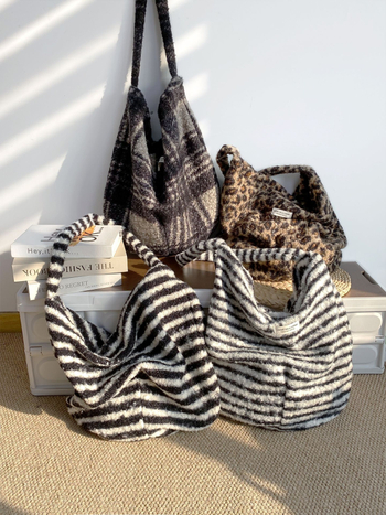 Crossbody táska plüss anyagból, leopard mintás és plaid textúrával, ovális alak, mágneses zárás, belső cipzáras zseb és zseb a telefon számára