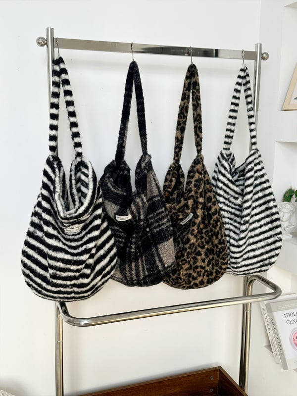 Crossbody táska plüss anyagból, leopard mintás és plaid textúrával, ovális alak, mágneses zárás, belső cipzáras zseb és zseb a telefon számára