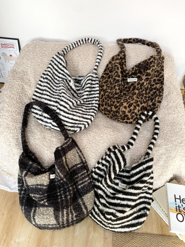 Crossbody táska plüss anyagból, leopard mintás és plaid textúrával, ovális alak, mágneses zárás, belső cipzáras zseb és zseb a telefon számára