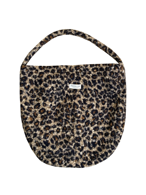 Crossbody táska plüss anyagból, leopard mintás és plaid textúrával, ovális alak, mágneses zárás, belső cipzáras zseb és zseb a telefon számára