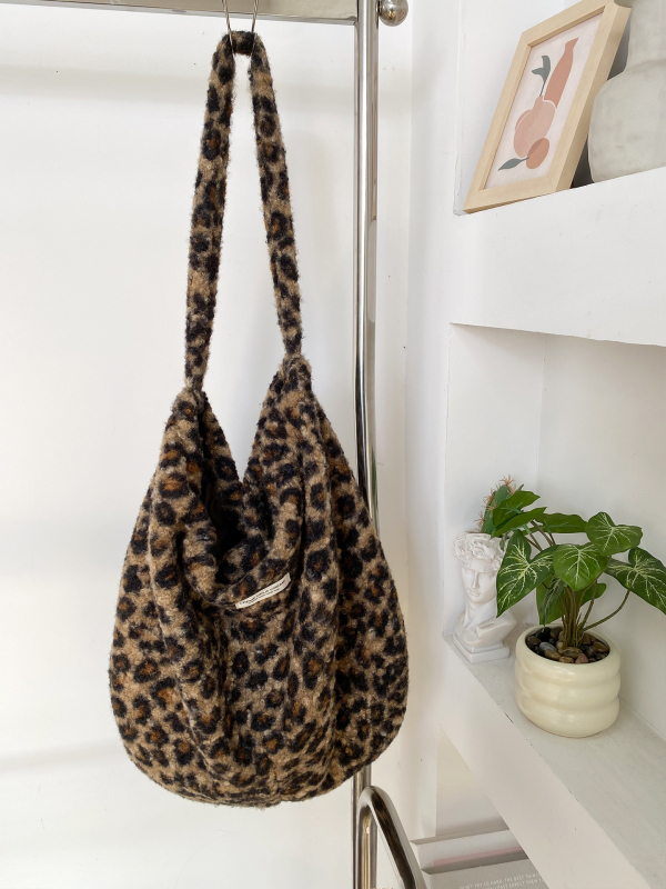 Crossbody táska plüss anyagból, leopard mintás és plaid textúrával, ovális alak, mágneses zárás, belső cipzáras zseb és zseb a telefon számára