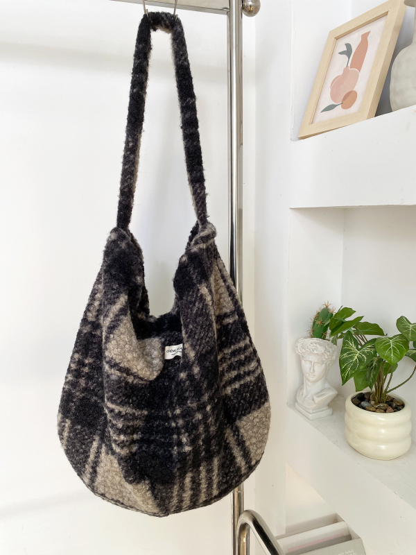 Crossbody táska plüss anyagból, leopard mintás és plaid textúrával, ovális alak, mágneses zárás, belső cipzáras zseb és zseb a telefon számára