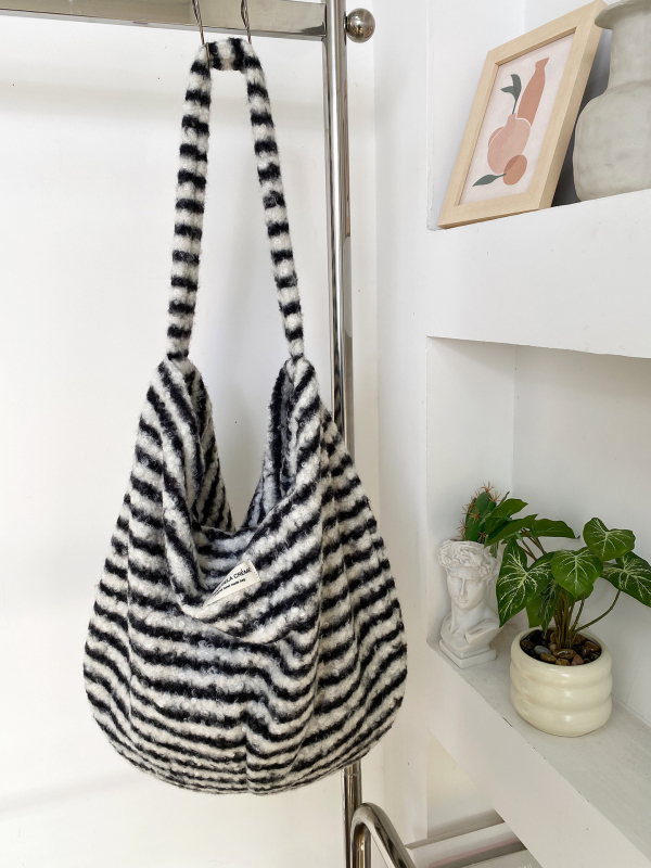 Crossbody táska plüss anyagból, leopard mintás és plaid textúrával, ovális alak, mágneses zárás, belső cipzáras zseb és zseb a telefon számára