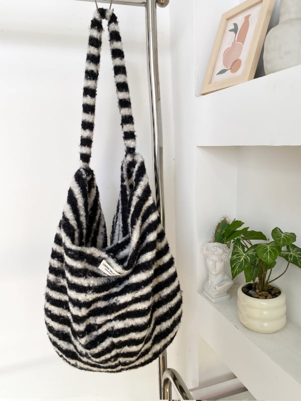 Crossbody táska plüss anyagból, leopard mintás és plaid textúrával, ovális alak, mágneses zárás, belső cipzáras zseb és zseb a telefon számára