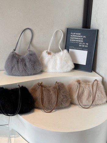 Plüss anyagú kagyló alakú táska cipzárral, laminált belsővel és mikroszálas szintetikus bőr béléssel