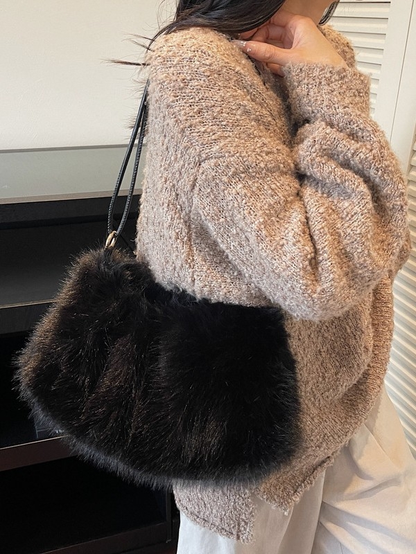 Plüss anyagú kagyló alakú táska cipzárral, laminált belsővel és mikroszálas szintetikus bőr béléssel