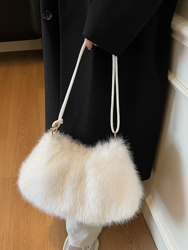 Plüss anyagú kagyló alakú táska cipzárral, laminált belsővel és mikroszálas szintetikus bőr béléssel