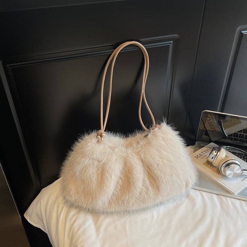 Plüss anyagú kagyló alakú táska cipzárral, laminált belsővel és mikroszálas szintetikus bőr béléssel