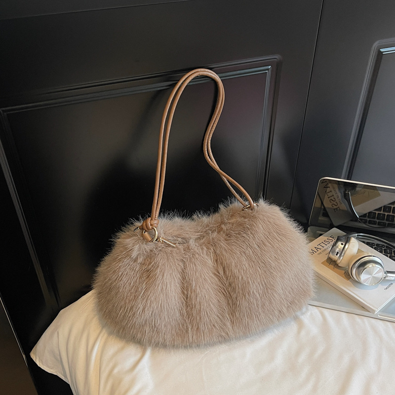 Plüss anyagú kagyló alakú táska cipzárral, laminált belsővel és mikroszálas szintetikus bőr béléssel