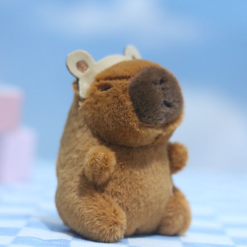 Capybara ντυμένη λούτρινη φιγούρα για μπρελόκ – εξαιρετικά μαλακό κοντό plush, γέμισμα PP βαμβάκι, OEM λογότυπο