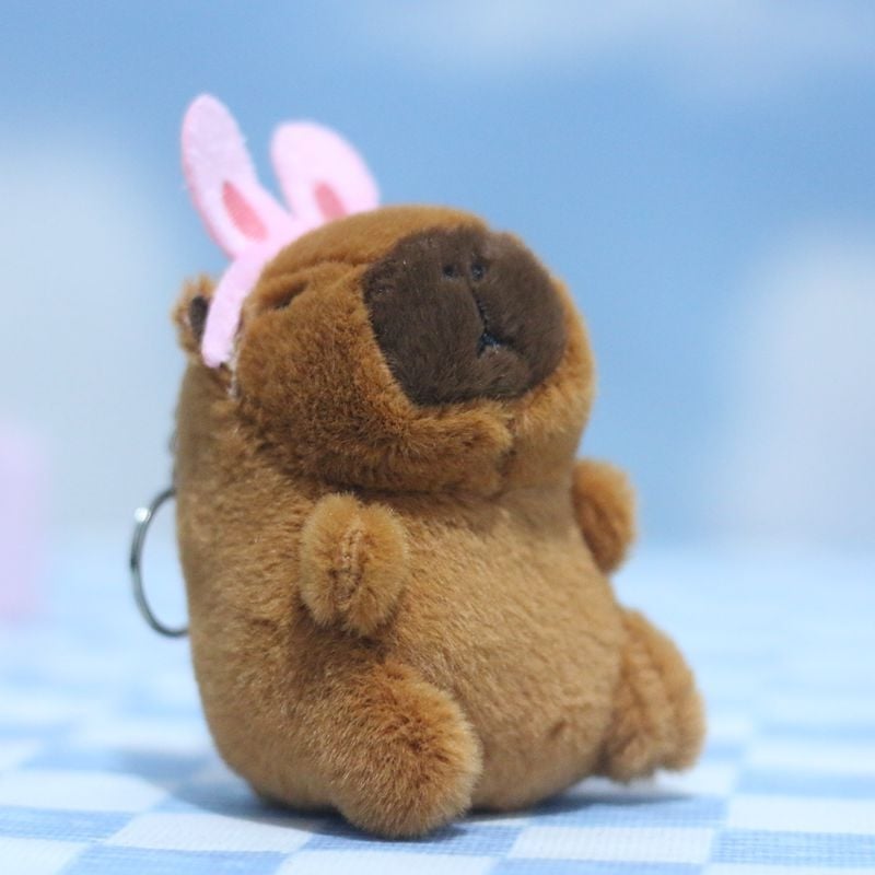 Capybara ντυμένη λούτρινη φιγούρα για μπρελόκ – εξαιρετικά μαλακό κοντό plush, γέμισμα PP βαμβάκι, OEM λογότυπο
