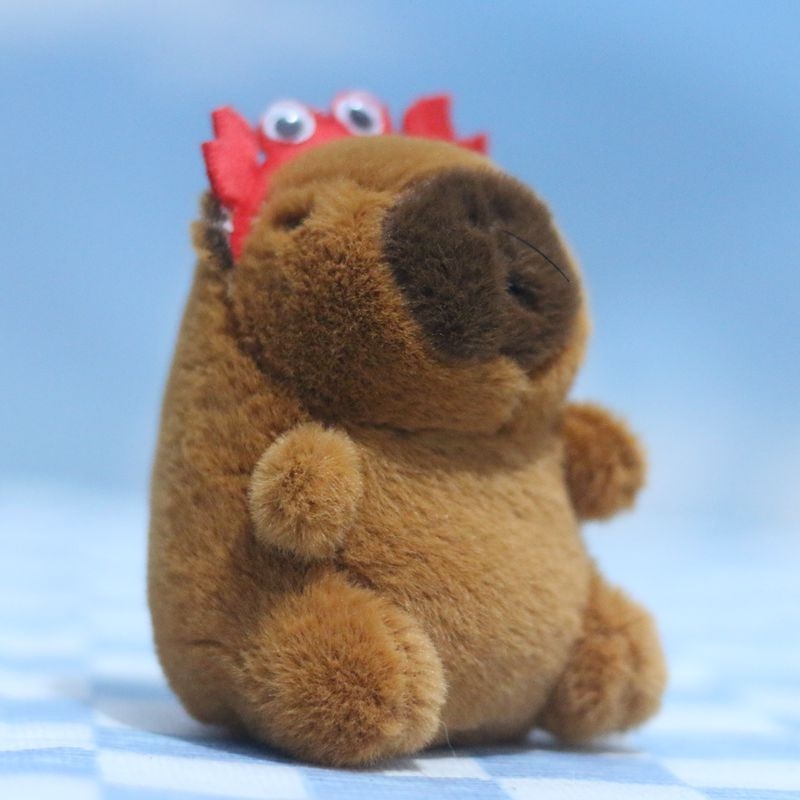 Capybara ντυμένη λούτρινη φιγούρα για μπρελόκ – εξαιρετικά μαλακό κοντό plush, γέμισμα PP βαμβάκι, OEM λογότυπο