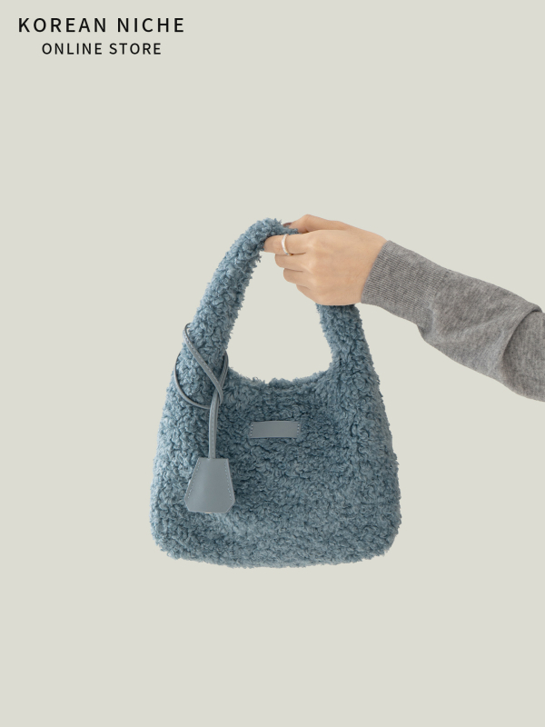 Ženska torbica | pliš materijal | gradski minimalistički stil | vodoravni kvadratni oblik | magnetska kopča