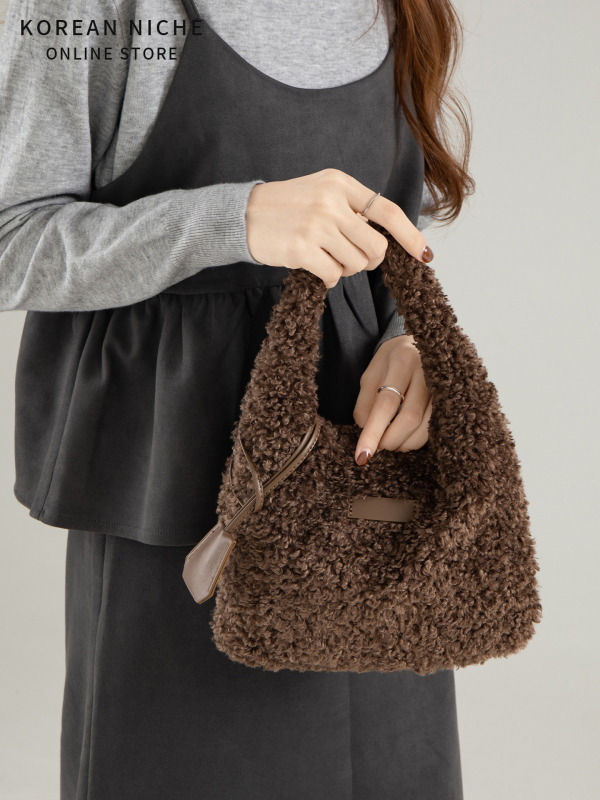 Ženska torbica | pliš materijal | gradski minimalistički stil | vodoravni kvadratni oblik | magnetska kopča