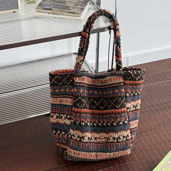 Városi stílusú plüss tote táska - függőleges négyzet alakú forma, nyitott felső, telefontartó zseb, mindennapi használatra