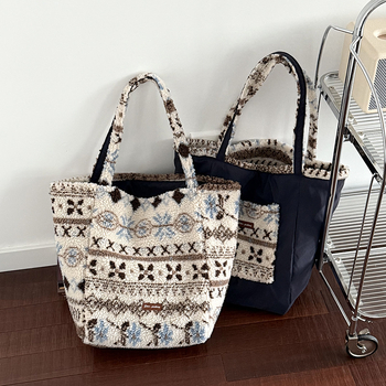 Városi stílusú plüss tote táska - függőleges négyzet alakú forma, nyitott felső, telefontartó zseb, mindennapi használatra