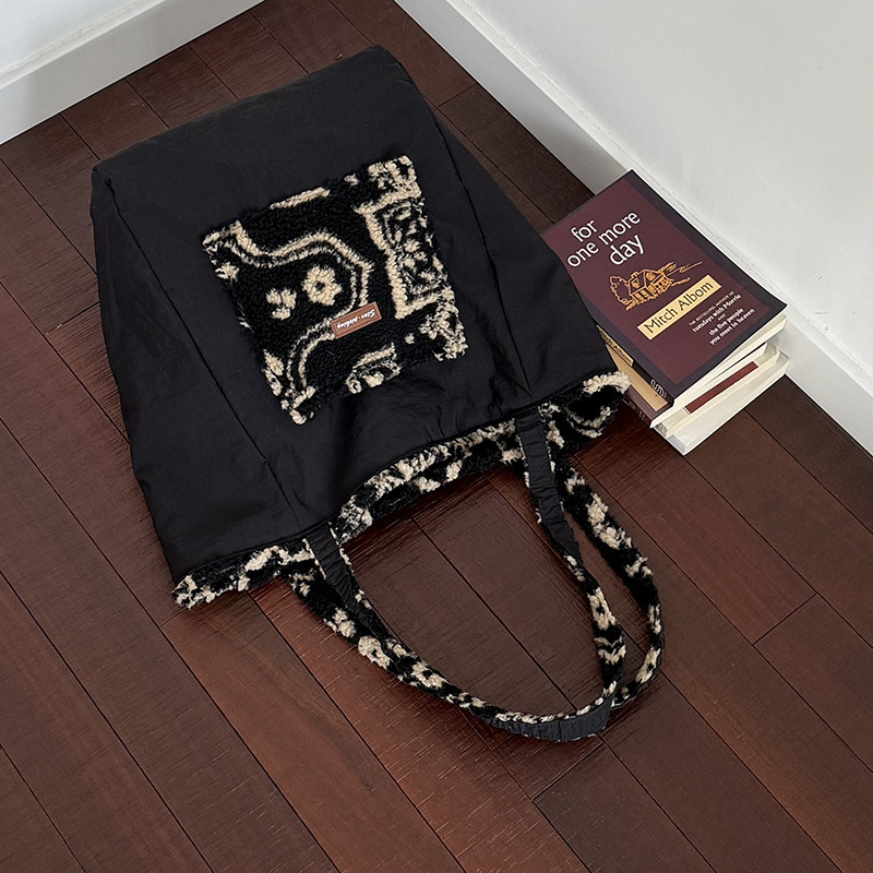 Városi stílusú plüss tote táska - függőleges négyzet alakú forma, nyitott felső, telefontartó zseb, mindennapi használatra