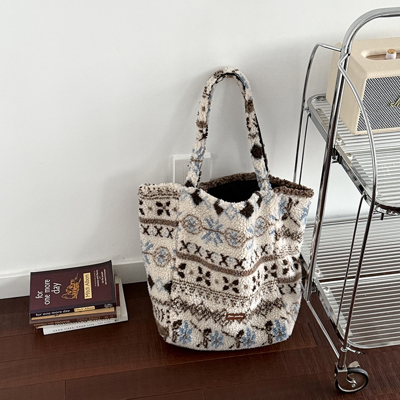 Városi stílusú plüss tote táska - függőleges négyzet alakú forma, nyitott felső, telefontartó zseb, mindennapi használatra