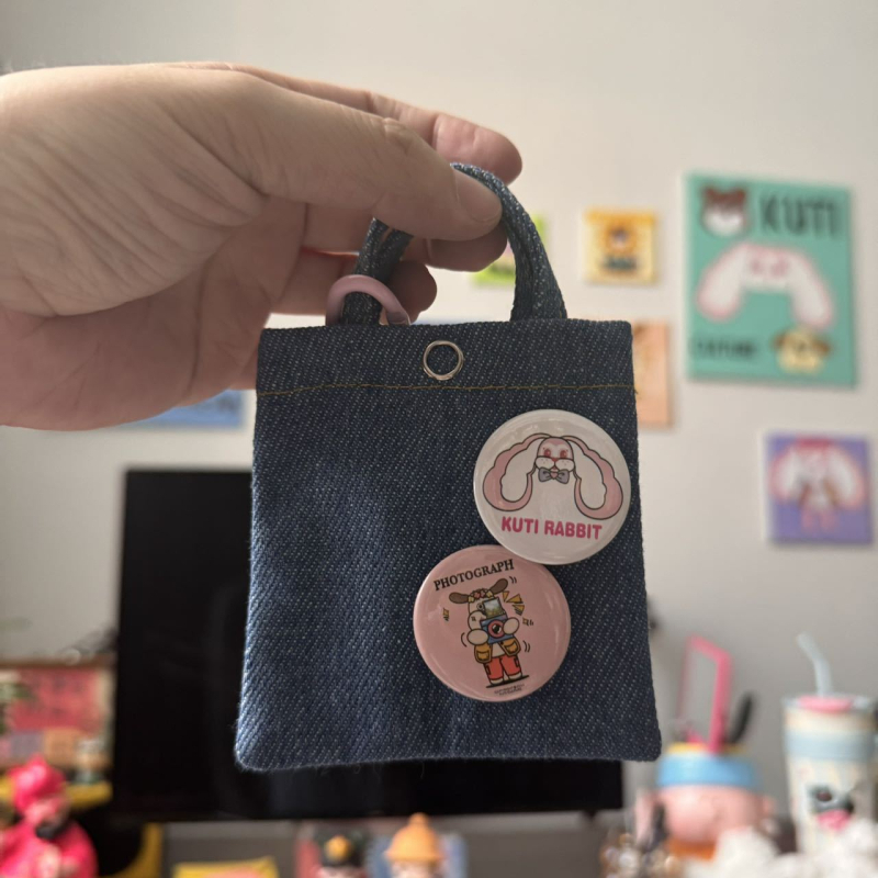 Breloj pluș Kuti, design denim mini, umplutură din fibre de bumbac, pluș scurt, destinat vârstei 14+