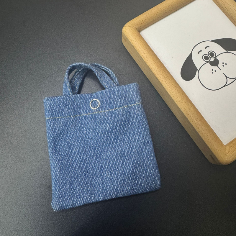 Breloj pluș Kuti, design denim mini, umplutură din fibre de bumbac, pluș scurt, destinat vârstei 14+
