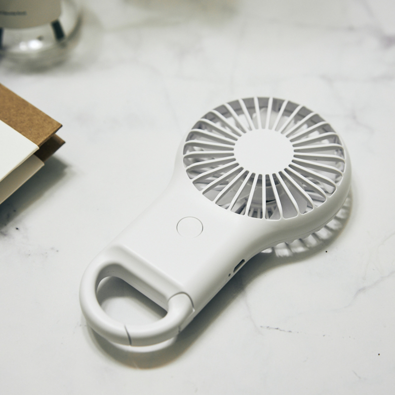 Ručni USB ventilator s karabinom, 5 lopatica, motor s četkom, ugrađena baterija 800–1000 mAh, USB punjenje, 3 brzine, trajanje 3–6 h, tiho (<36 dB)