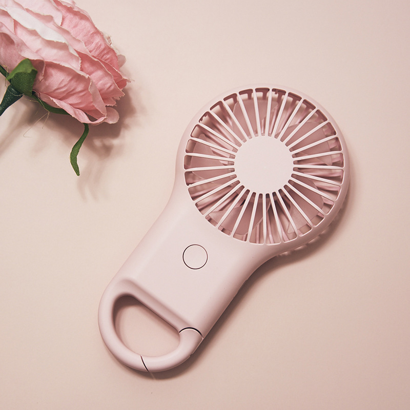 Ručni USB ventilator s karabinom, 5 lopatica, motor s četkom, ugrađena baterija 800–1000 mAh, USB punjenje, 3 brzine, trajanje 3–6 h, tiho (<36 dB)