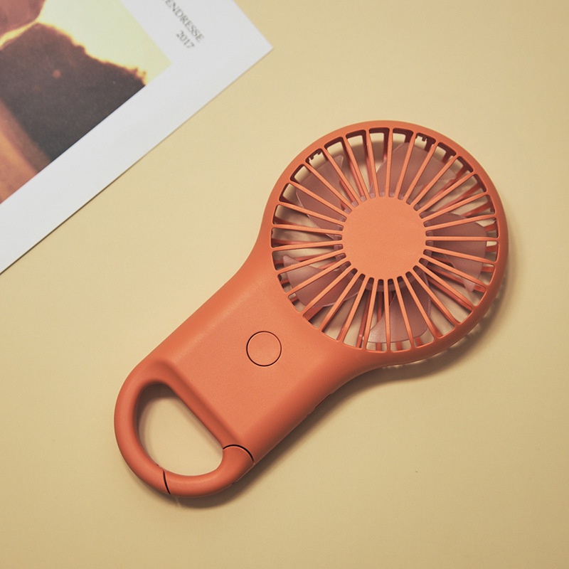 Ručni USB ventilator s karabinom, 5 lopatica, motor s četkom, ugrađena baterija 800–1000 mAh, USB punjenje, 3 brzine, trajanje 3–6 h, tiho (<36 dB)