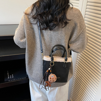 Crossbody torba od PU, oblik kante, zatvaranje na zip, jedna naramenica