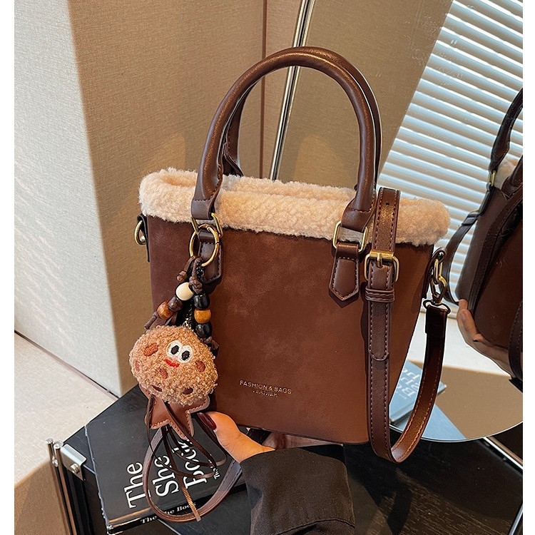 Crossbody torba od PU, oblik kante, zatvaranje na zip, jedna naramenica