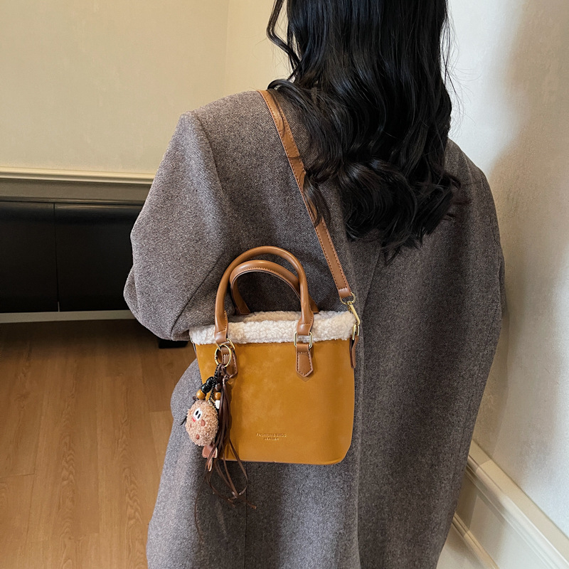 Crossbody torba od PU, oblik kante, zatvaranje na zip, jedna naramenica