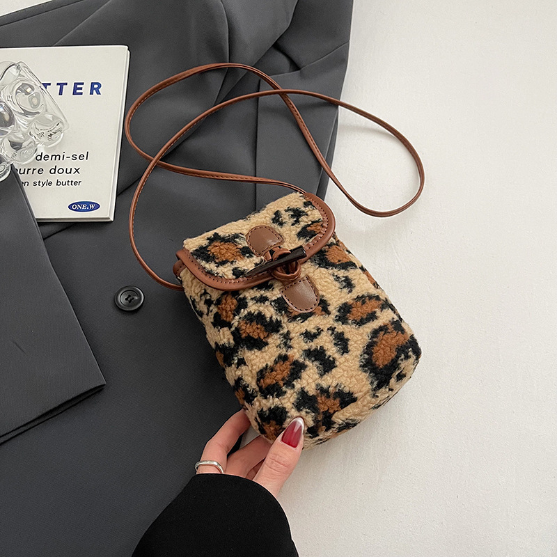 Moderna ženska torbica za telefon u korejskom stilu s leopard printom, pliš materijal, crossbody s blok boja za svakodnevno nošenje.