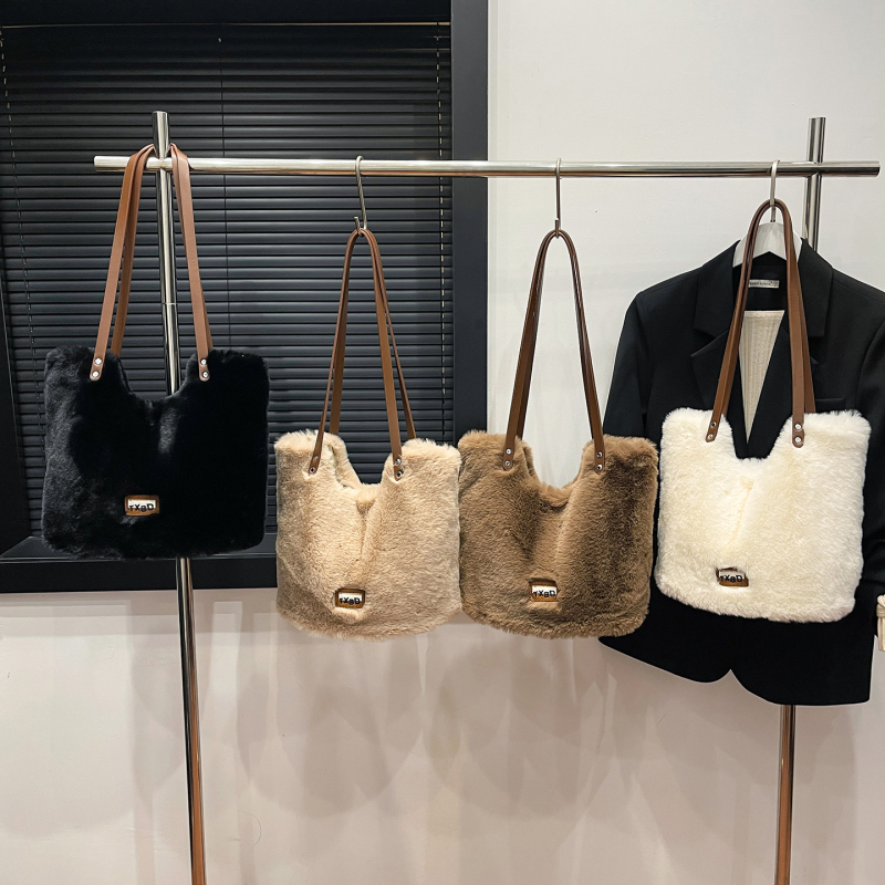 Torba preko ramena – korejskog stila, pliš materijal, velika kapaciteta, zatvaranje zatvaračem