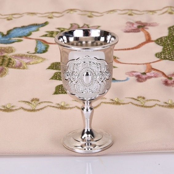 Stilna mala čašica za alkohol s kreativnim europskim metalnim dizajnom, retro elegantna čaša