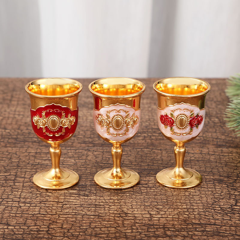 Stilna mala čašica za alkohol s kreativnim europskim metalnim dizajnom, retro elegantna čaša