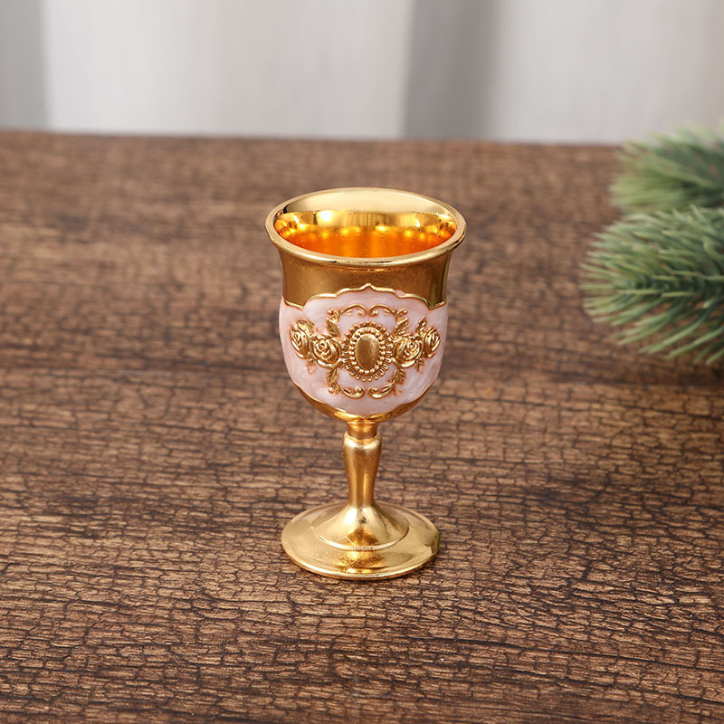 Stilna mala čašica za alkohol s kreativnim europskim metalnim dizajnom, retro elegantna čaša