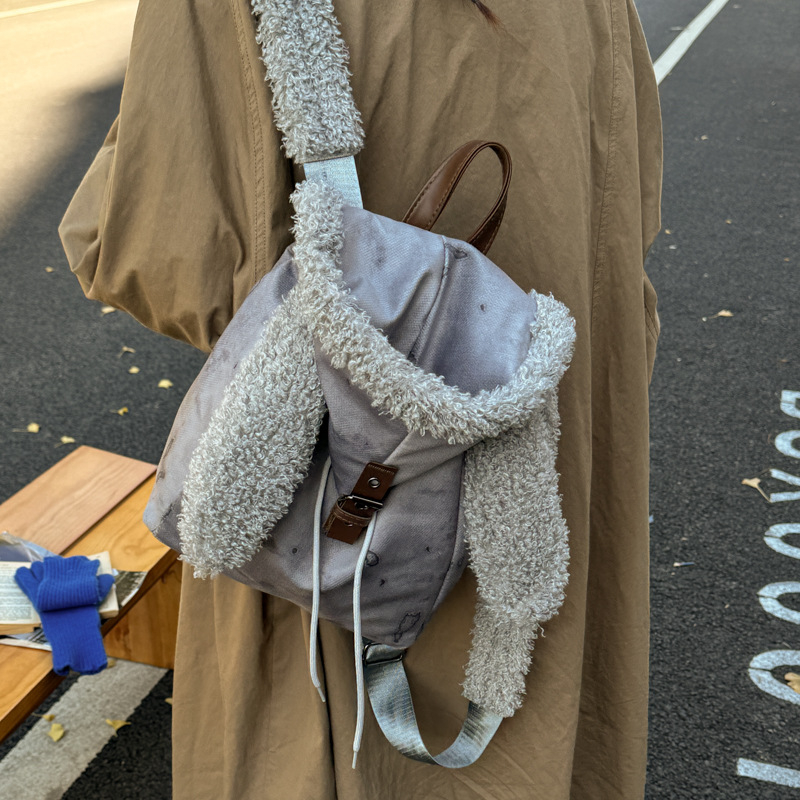 Benlan ruksak s urbanim minimalističkim dizajnom, platno, zimsko izdanje 2025, zatvaranje na zip, unutarnja laminirana džepna pretinac s dodatnim pretincem