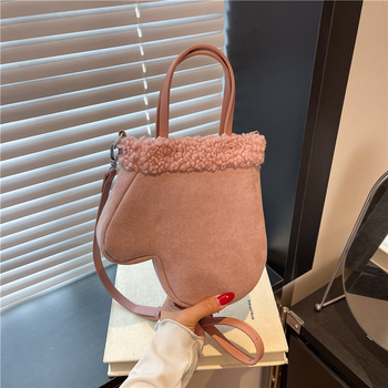 Benlan kesztyű alakú kézitáska, városi minimalista stílus, speciális anyag, cipzáras záródás, belső zseb cipzárral és telefon zsebbel, téli 2025