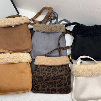 Crossbody négyszögletes telefontáska plüss anyagból, nylon béléssel, mágneses zárással és dedikált telefontartó zsebbel