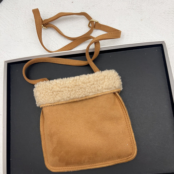 Crossbody négyszögletes telefontáska plüss anyagból, nylon béléssel, mágneses zárással és dedikált telefontartó zsebbel